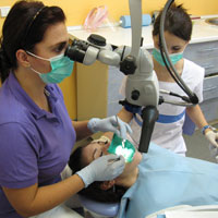 Canalele-dentare-se-trateaza-cu-microscopul