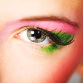Machiaj-de-primavara-verde-bleu-roz-intens-galben-violet