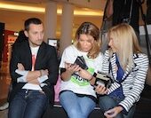 Gina_Pistol_Florin_Piersic_Jr._si_Maria_Dinulescu_impart_pliante_in_scop_caritabil_1