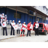 Voluntarii_BCR_au_incarcat_pungile_cu_alimente_in_masina_de_distributie2