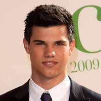 Lui Taylor Lautner ii plac femeile… Ce bine!