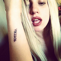 Lady Gaga: Un nou tatuaj, un nou album