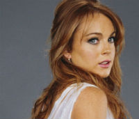 Lindsay Lohan, mai linistita in bratele lui Charlie Sheen
