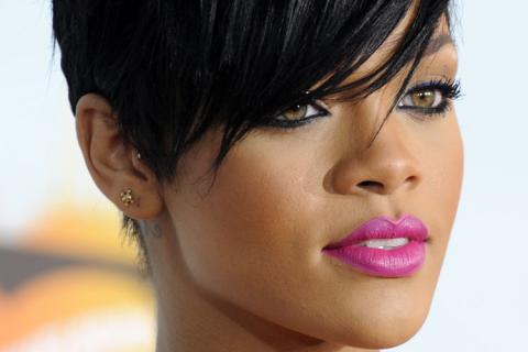 Rihanna isi surprinde invitatii cu cadouri platite de ea