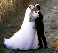 Anne-Hathaway-Ties-The-Knot-With-Adam-Shulman