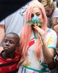 Lady Gaga, imagini emotionante cu copiii din Rio de Janeiro