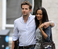 bradley-cooper-kissing-zoe-saldana-12292011-05