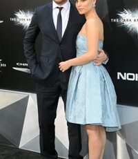 tom_hary_blavk_suit_white_shir