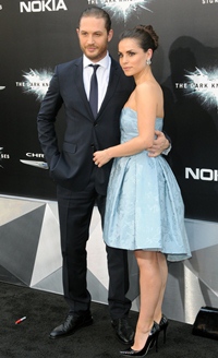 tom_hary_blavk_suit_white_shir