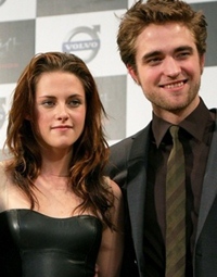 robert-pattinson-and-kristen-stewart-tokyo-2