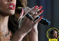 rihanna-nails-grammys