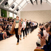 Burberry prezinta colectia “Writers and painters” acasa, in Londra