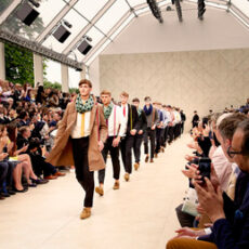 Burberry prezinta colectia “Writers and painters” acasa, in Londra