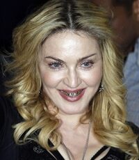 Madonna si-a imbracat dintii in aur