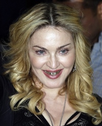 Madonna si-a imbracat dintii in aur
