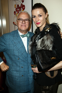 Manolo-Blahnik-creatorul-pantofilor-din-Sex-And-The-City-si-Janina-Nectara-in-Paris-la-petrecerea-designerului-de-sarbatorire-a-40-de-ani-de-cariera