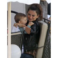 penelope-cruz-javier-bardem-baby-leo-10172011-05-675x900