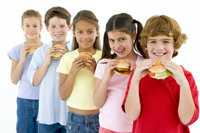 Mancarea tip fast-food si bauturile acidulate, sursa de nefericire pentru copii