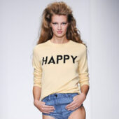 Hainele cu mesaje: Smile and be happy!