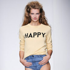 Hainele cu mesaje: Smile and be happy!