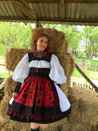 Corina a petrecut Pastele la Satu Mare si a imbracat un costum traditional