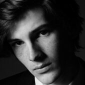Fiul lui Pierce Brosnan, Dylan Brosnan, model in campania Yves Saint Laurent