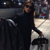 Si vedetele sunt oameni! Victoria Beckham calatoreste cu trenul