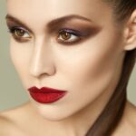 Invata cum sa-ti conturezi ochii pentru un efect 3D