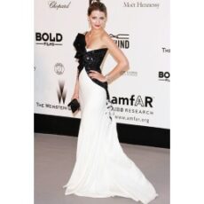 Scandal la Hollywood: Mischa Barton isi da mama in judecata