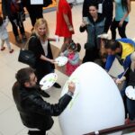 Vedetele rasfata copiii dintr-un centru de plasament