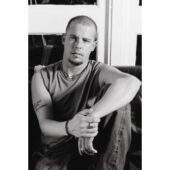 Bancnota de 20 de lire sterline ar putea avea imprimat portretul lui Alexander McQueen
