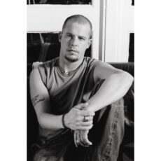 Bancnota de 20 de lire sterline ar putea avea imprimat portretul lui Alexander McQueen