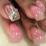 Unghiile balon sau bubble nails, ultima tendinta in moda