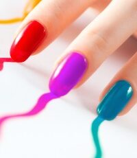 Unghiile multicolore, elementul cheie pentru un look fashionable