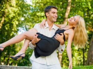7 gesturi pe care le face un barbat indragostit