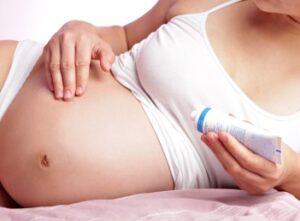Vrei sa ramai gravida? Atentie la trusa de cosmetice!