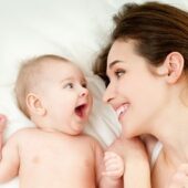 Iata de ce trebuie sa-i vorbesti bebelusului ca unui adult!