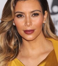 Kim Kardashian − lectii vestimentare pe care sa le urmezi pentru outfiturile tale