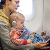 Cu bebe in avion