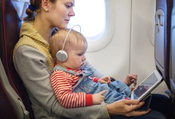 Cu bebe in avion