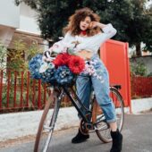 Blugii evazați: la ce ținute îi poți accesoriza în sezonul de toamnă