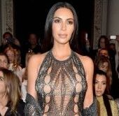 Kim Kardashian, sexy in rochie din plasa
