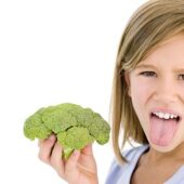 Cum invatam copilul sa manance mai multe legume si greselile facute de parinti in formarea unei alimentatii sanatoase