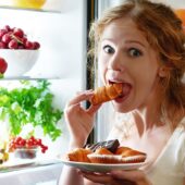 Pericolele meselor tarzii: regulile alimentare care ne feresc de numeroase probleme de sanatate