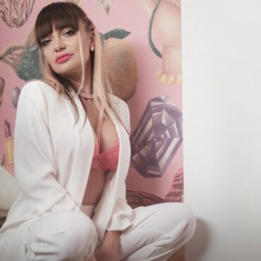 Andreea Antonescu, „Amanta fidela”: piesa si videoclip inspirate de viciile care nu ne dau pace