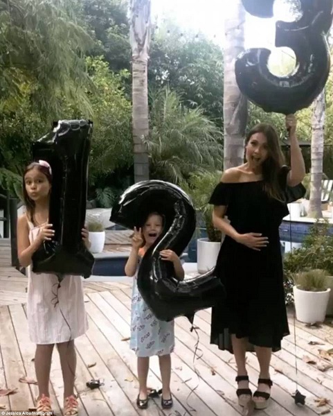 Primele poze cu actrita Jessica Alba insarcinata pentru a treia oara!