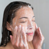 Cosmeticele rezistente la transfer: iată cum te demachiezi corect!