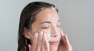 Cosmeticele rezistente la transfer: iată cum te demachiezi corect!