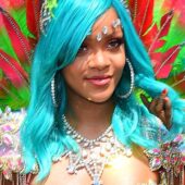 Rihanna a facut senzatie la Carnavalul din Barbados: admira tinuta sexy pe care a purtat-o!