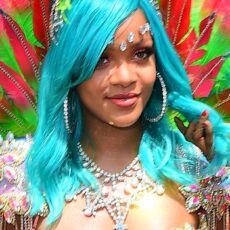Rihanna a facut senzatie la Carnavalul din Barbados: admira tinuta sexy pe care a purtat-o!